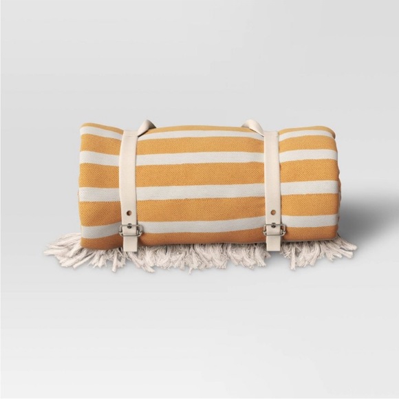 THRESHOLD NWT jacquard beach blanket with buckle strap -60x80 -yellow - Picture 1 of 7